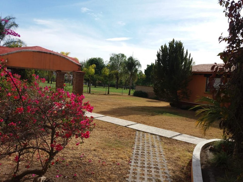 Residencia En Villas Del Mesón Pegada Al Campo De Golf, Con 