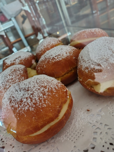 Variedad De Pan, Dulces Y Empanadas