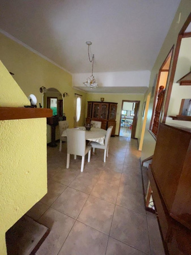 Imagen 5 de 21 de Casa En Venta De 4 Ambientes Con Cochera Y Jardín En Adrogué