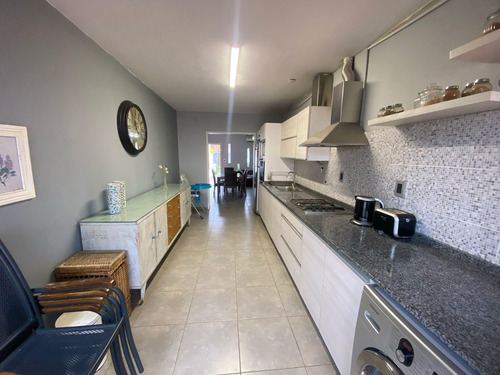 Casa En Venta De 3 Dormitorios Con Amplio Terreno En Barrio Alejandro Centeno