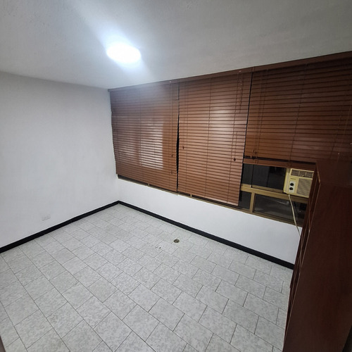 Alquilo Apartamento En Torre Park Aveneu, Horizonte, 50mts. Puesto Techado, A/a, Cocina, Excelente Seguridad Oficina En Alq