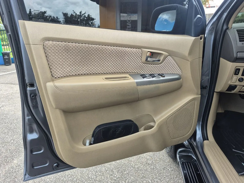 Toyota Fortuner SR5 AT 2.7  4X4