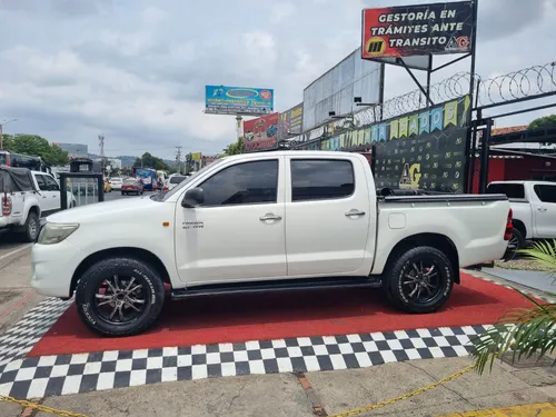 Toyota Hilux 2.7 MT 4X2