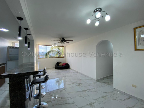 **$$ Yusmary Mendoza Vende Bonito Apartamento Con Cocina Moderna 3 Habitaciones Con A/a, Lavadora, Secadora, Calentador En Las Trinitarias # 24-18503 **$$$ 