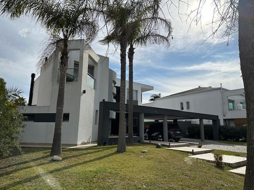 Casa En Venta En Barrio Privado Septiembre