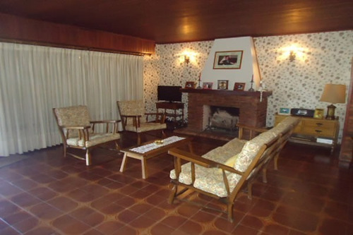 Imagen 6 de 30 de Excelente Chalet De 6 Ambientes Con Piscina Y Casa De Servicio Ideal Vivienda Permanente Muy Luminoso