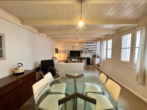 Venta - Casa Pasillo A 2 Cuadras Del Río. 3 Dormitorios Y Patio. Alquila Cochera En Edificio Al Lado