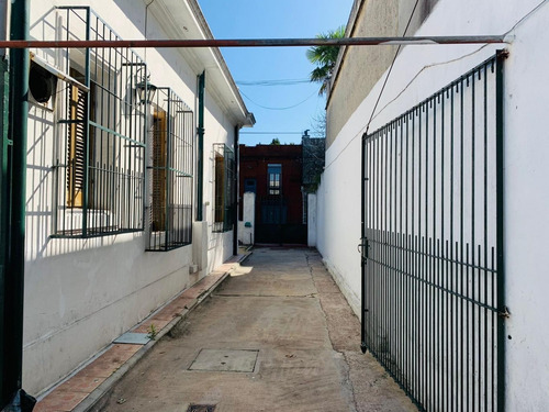Imagen 20 de 28 de Muy Buena Casa, Construcción De Época, Con Potencial Para Reciclaje.