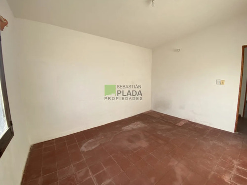 Casa De 2 Dormitorios, Patio Con Entrada Para Auto, En Alquiler En San Carlos