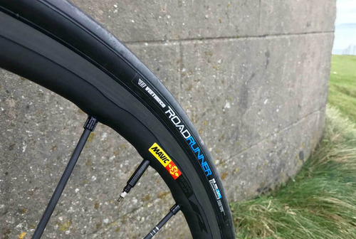 Cubierta Bicicleta Ruta Vee Tire Road Runner 700x23 Folding Color Negro