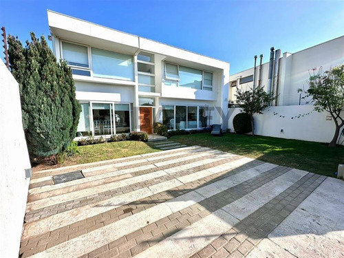 Cómoda Casa En Venta De 4d+3b Lomas De Montemar En Concó