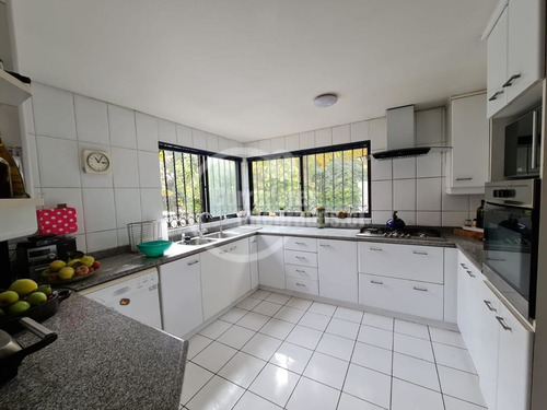 Casa En Venta De 6 Dorm. En Las Condes