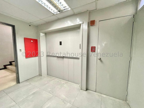 Se Alquila Hermoso Edificio Comercial Ubicado A Pie De Calle En Chacao