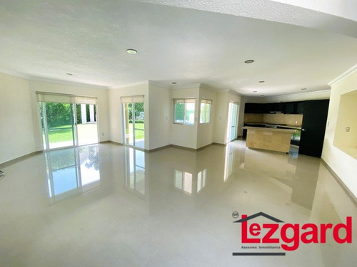 Se Vende Bonita Casa Con Amplios Espacios En Lomas De Cocoyoc