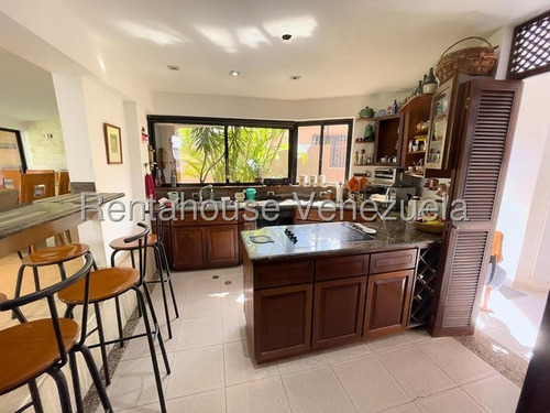 Espectacular Casa, Amplia Y Con Premio De Arquitectura En Santa Paula #25-10888 Ricardo Romero