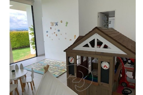 Imagen 7 de 30 de Moderna Casa Con Doble Altura