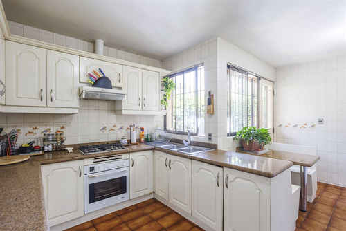 Casa En Venta De 5 Dorm., Los Dominicos, Plaza Las Condesas