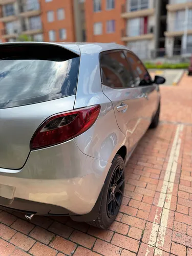 Mazda 2 .