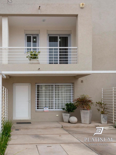 Venta Dúplex 2 Dormitorios Grand Bourg Con Cochera