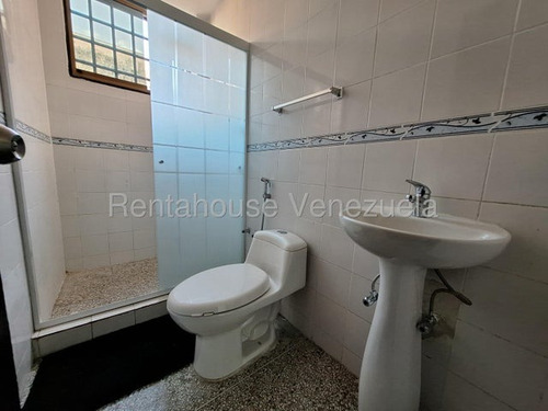 Apartamento En Venta Zona Centro Maracay 25-21980 Dt