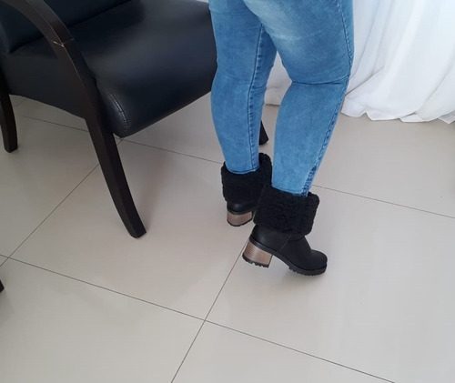 Imagem 5 de 6 de Bota Feminina Forrada Com Lã Preta Salto Médio Grosso Neve