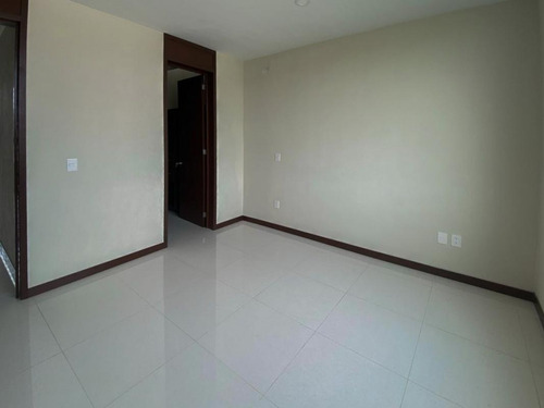 Imagen 5 de 11 de Av. Del Bosque Real Valle Imperial