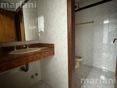 Alq - Local De 2.500m2 En 3 Plantas - Av. Belgrano 900
