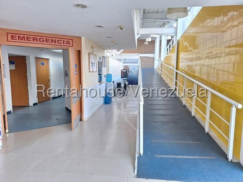 Clínica, Totalmente Operativa, Muy Bien Ubicada En La Ciudad Y En Excelentes Condiciones De Mantenimiento. Cuenta Con Todos Los Servicios Como: Emergencia, Quirofanos, Terapia Intensiva, Salas Espera