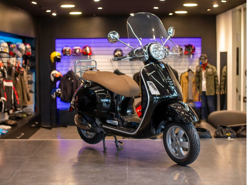 Imagen 3 de 24 de Vespa Gts 300 Negro Usado Seleccionado