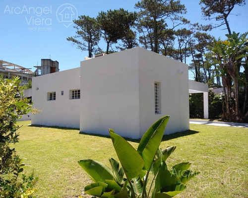Casa A Dos Cuadras Del Mar En Punta Del Este - Playa Mansa .