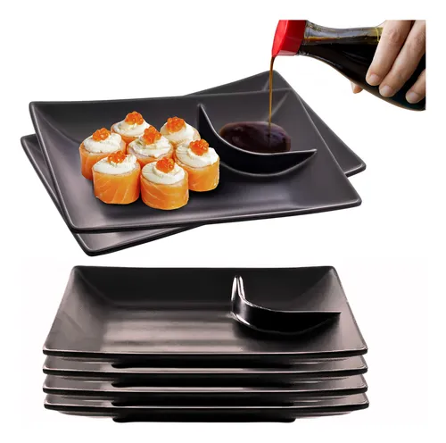 Kit de 6 pratos retangulares de melamina preta com molheira integrada, exibindo sushi com ovas sobre o prato e molho shoyu sendo servido