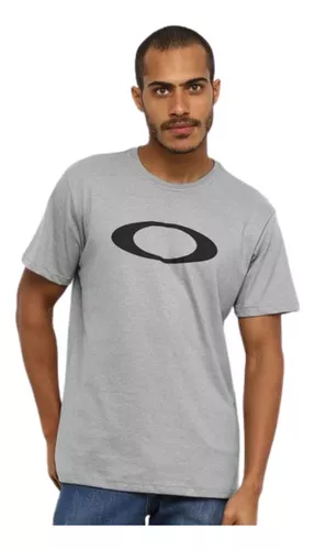 CAMISETA OAKLEY CINZA ESTAMPA LATERAL VERMELHA