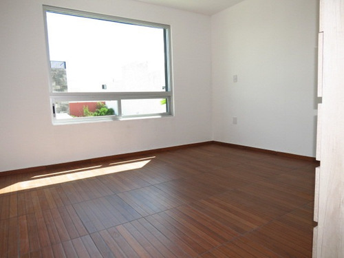 Imagen 9 de 14 de El Refugio - Casa En Calle Abierta, Con Amplio Jardín. Venta