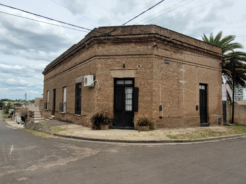 Casa Céntrica De Estilo En Esquina! Refaccionada Con Posibilidad De Ampliación!  Sarmiento 198 (y Cuneo) - Victoria, Ent...