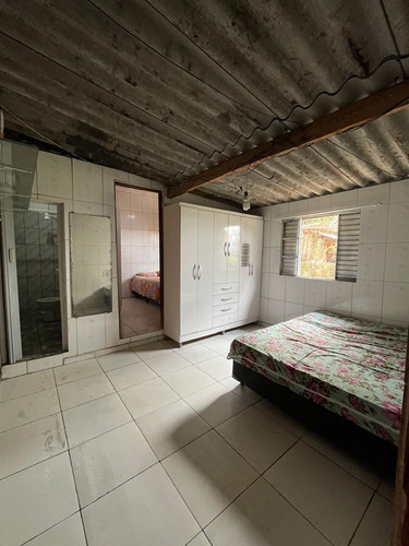 Casa Com 3 Quartos, 2 Banheiros E Vaga Para Até 2 Veículos
