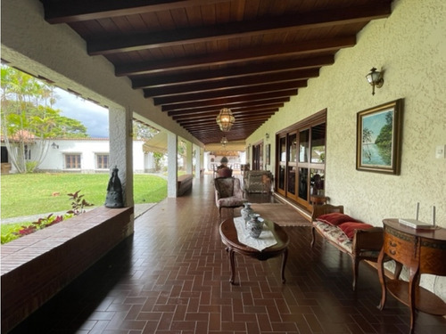 Se Vende Casa 800 M² 8h/10b/10p Cerro Verde
