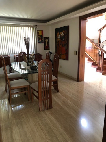 En Venta Bella Casa 563m²t Y 440m² C-5h+4b+1hs+1bs+piscina- T. Club Hipico