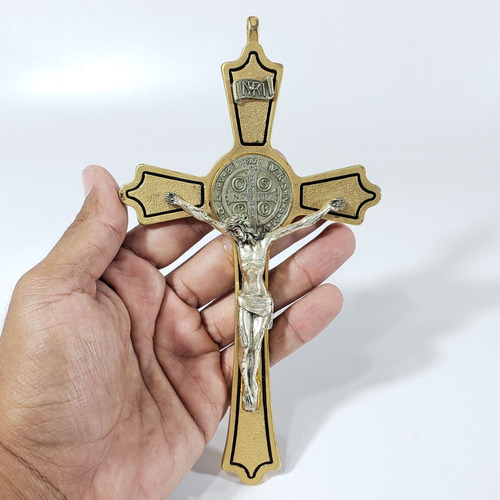 10.005.11 negro cruz de San Benito económica con caja y orando en italiano 
