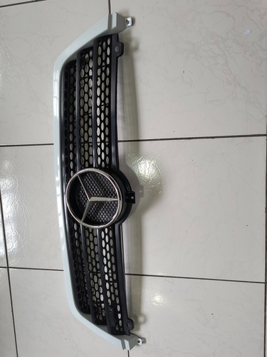 Grade Radiador Sprinter 03/12 Preta Friso Branco Com Emblema