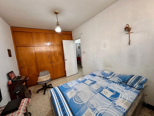 Catia. Edificio - Casa De Tres Niveles En Venta De 400m2
