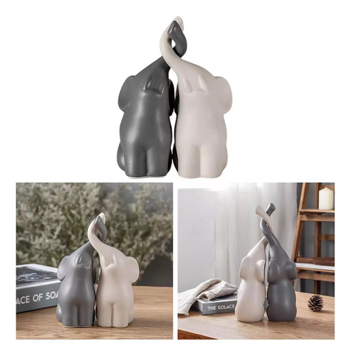 Hermosa Pareja Y Un Par De Elefantes Decoran La Habitación