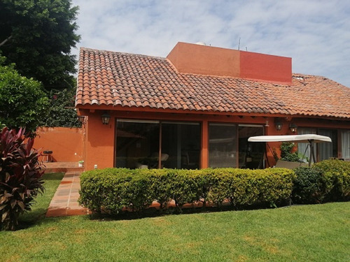 Casa En Condominio En Venta, Alberca Amplia, Palapa, Solamente 6 Casas, En Pedregal De Las Fuentes, Jiutepec, Morelos.