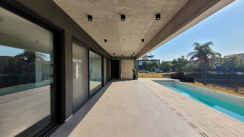 Casa En Venta 7 Ambientes En El Yacht Nordelta