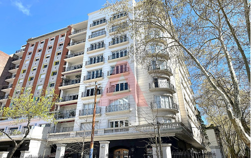 Pocitos Venta Apartamento En Edificio Emblematico Con Vista Al Mar  3 Dormitorio Y Servicio  2 Garajes