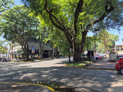 Esquina En Avenida Libertador - Acassuso