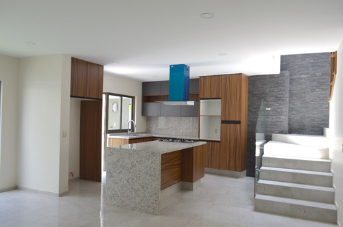 Casa Con Recámara En Planta Baja, Para Estrenar, Argenta Residencial En Zapopan