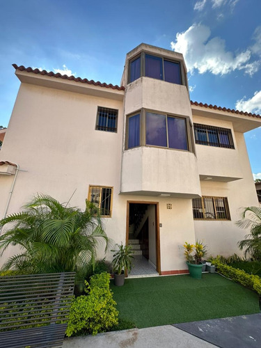 En Venta Casa De 3 Niveles En Residencia La Rotaria Al Oeste De La Ciudad De Barquisimeto