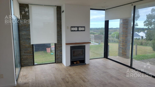 Casa De 3 Dormitorios Y Servicio En Venta En Mirador De La Tahona