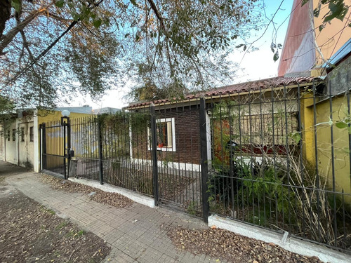 Casa En Venta - 2 Dormitorios 1 Baño - Cochera - 79mts2 - La Plata