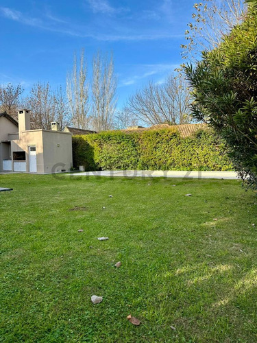 Casa En Venta En Barrio Privado, City Bell